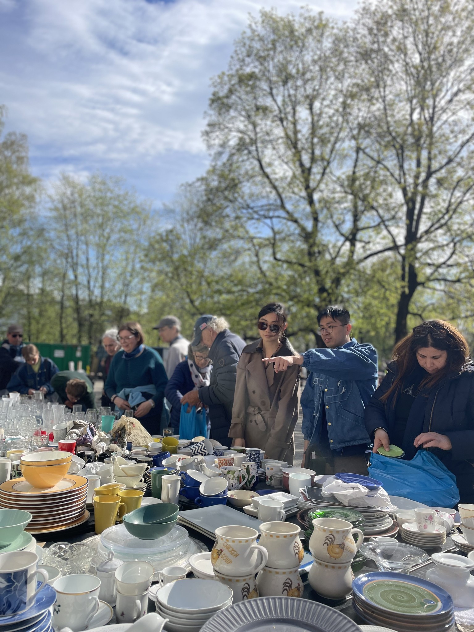 Servise og glass til salgs ute i skolegården